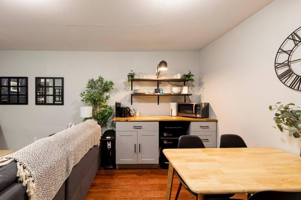 Adorable 2-Bedroom Modern Basement Denveri nemzetközi repülőtér Kültér fotó